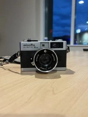 Minolta Hi-Matic 7S II mit Rokkor 40mm f1.7 Objektiv Messsucherkamera UNGETESTET WIE BESEHEN - Bild 1 von 4