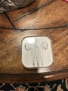 Apple Wired Headset EarPods with a 3.5mm Headphone Jack - Photo 1 sur 1