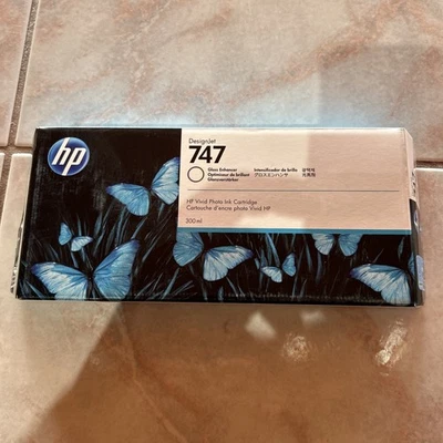 11-2026 GENUINE HP #747 Gloss Enhancer 300ml CARTRIDGE P2V87A DESIGNJET Z9 SEALE - Image 1 of 3