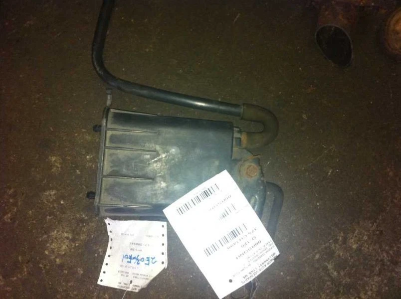 1999 TOWN & COUNTRY FUEL VAPOR CANISTER 3.8 LITER 6 CYLINDER CALIFORNIA - Image 1 of 2