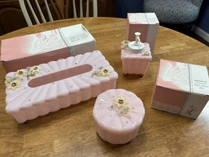 Vintage Menda Co 3 tlg Rosa Kunststoff Waschtisch Set Puderdose, Taschentuchbox Lotion Pumpe - Bild 1 von 9