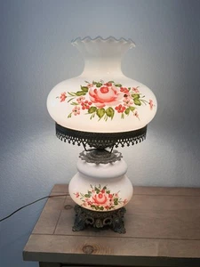 Vintage Hurricane Salon Tischlampe - handbemalt Milchglas rosa Rosen, 3-fach - Bild 1 von 24
