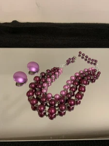 VINTAGE 3 STRAND PURPLE BEADS AND CLIP ON EARRINGS SET IN EXCELLENT CONDITION. - Picture 1 of 5
