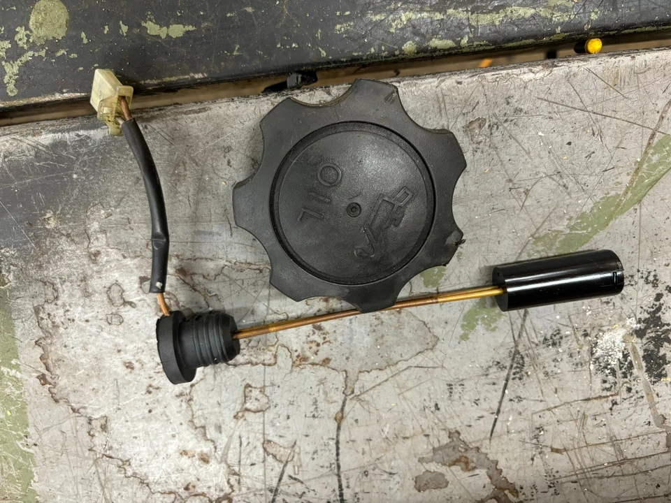 2002 YAMAHA VIPER Oil Level Gauge Assy 8CR-85720-01-00 8CR-85720-02-00 RW6405 - Image 1 of 1