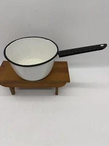 Vintage weiß Emaille 2 Quart Soßenpfanne schwarzer Rand & Griff 8”x 4” Emaillegeschirr Topf - Bild 1 von 9