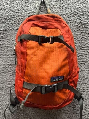 Mochila Patagonia Exterior Refugito Naranja Negra Unisex Pequeña 9 x 14.5 Foto 1 de 4