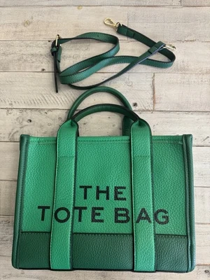 NWOT-THE TOTE BAG Green Purse Dupe Faux Leather 8”x 11” New-With Crossbody Strap - Imagem 1 de 4