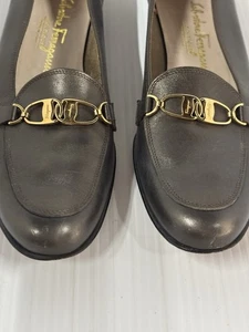 Mocasines Ferragamo Mujer 9.5 US Verde Gris Plata Usados Excelente Hecho en Italia - Imagen 1 de 9