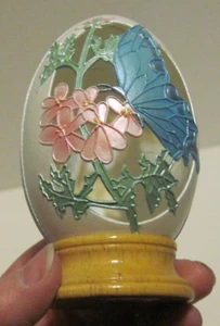 Huevo de Pascua de Coleccionista Enesco Joanne Hunot con recorte diseño mariposa azul - Imagen 1 de 7