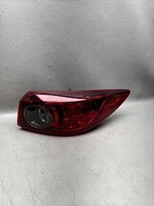 2014-2018 Mazda 3 Passengers Halogen Taillight Brake Right OEM Lens Chipped - Foto 1 di 14