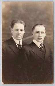 Fotografía de retrato posada 2 hombres sentados foto real postal RPPC trajes corbatas - Imagen 1 de 2
