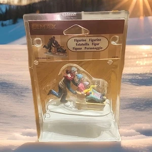 Lemax Figur 92755 Snow Day Family Sledding 2019  - Bild 1 von 3