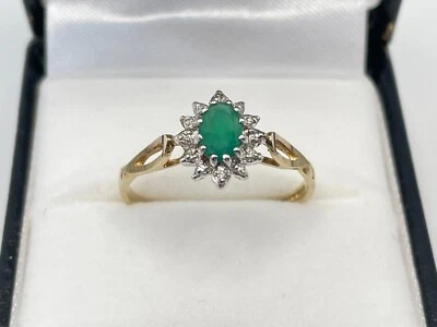 Anillo con racimo de diamantes y ágata verde con sello de oro de 9 quilates. Joyeros de mina de oro. Foto 1 de 4