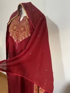 Elegante abito doppio bordeaux ricamato DMC fatto a mano 3 pezzi con dettagli oro - Foto 1 di 10