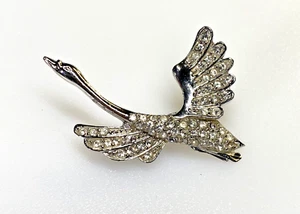 Vintage Brooch Silver Metal Crystals Diamante Rhinestones Flying Bird - Picture 1 of 9