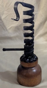 Portacandele da corteggio vintage spirale in ferro battuto con base in legno alto 9,5" in ottime condizioni - Foto 1 di 4