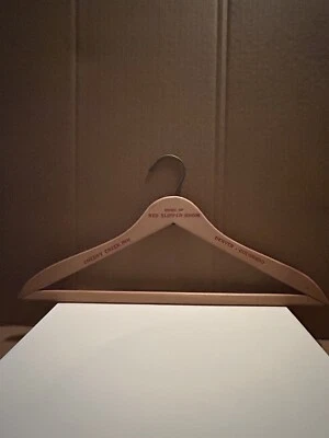 Cabide de roupas vintage de madeira "Cherry Creek Inn" Denver Co. publicidade - Imagem 1 de 4