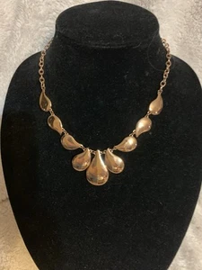 "Collar Liz Claiborne tono oro rosa lágrima gota 18"" firmado LC" - Imagen 1 de 4