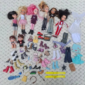 Vintage MGA Bratz Puppen Set mit Kleidung Schuhe Zubehör 2000er Outfits 2001 2002 - Bild 1 von 12