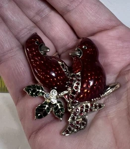 Vintage Papier Brosche Anstecknadel Doppel Kardinal Strass Emaille Vögel auf Ast - Bild 1 von 8