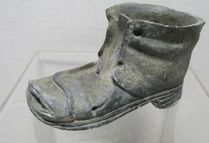 Antigua maceta de botas de metal rústico primitivo 5 x 2,5" - Imagen 1 de 4