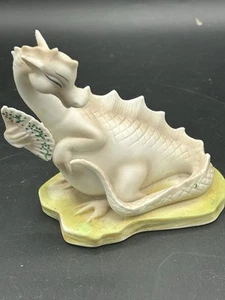 Statuina ceramica vintage George Good Dragon con ventaglio stravagante - Foto 1 di 8