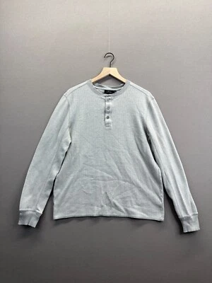 Camiseta gris con botones manga larga cuello redondo talla grande Marc Anthony para hombre Foto 1 de 4