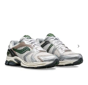 Saucony X Mint NY ProGrid Triumph 4 UK7 / US8 ✅ NUOVO - Foto 1 di 5