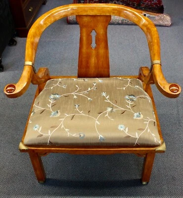 Sillón con brazo de herradura vintage, estilo James Mont, detalles de latón + cojín tapizado Foto 1 de 4