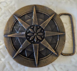 Vintage 1976 Dege Designs Messing runde Gürtelschnalle mit achteckigem Stern - gealterte Patina - Bild 1 von 4