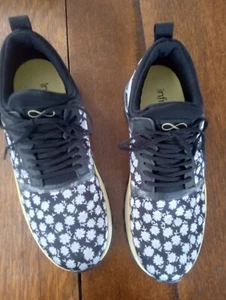 Zapatillas para mujer Infinity By Cherokee negras con flores talla US 10/EU 42 USADAS EN EXCELENTE ESTADO - Imagen 1 de 7