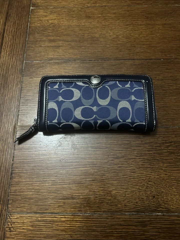 Carteira Coach longa com zíper ao redor assinatura jacquard azul marinho e cinza prata hardware - Imagem 1 de 4