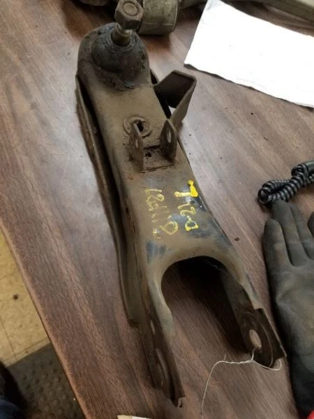 Brazo de control inferior del conductor delantero 3/90 para camioneta Nissan 86-90 10157 Foto 1 de 1