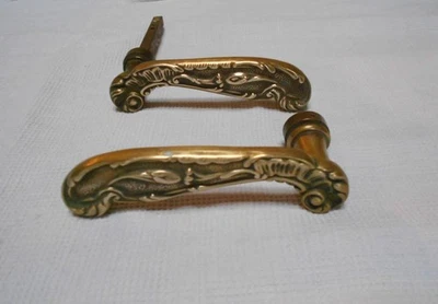 Paire de  Poignées de porte Anciennes  en bronze laiton style Louis XV - Photo 1/4