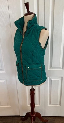Chaleco acolchado para mujer talla pequeña de Crown & Ivy, verde esmeralda, dorado cremallera y broches de presión Foto 1 de 4