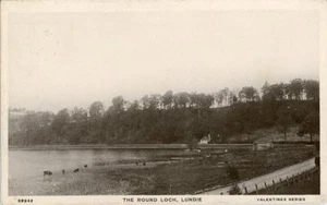 ECHTFOTO POSTKARTE VOM RUNDEN LOCH, LUNDIE, (BEI DUNDEE), ANGUS, SCHOTTLAND - Bild 1 von 2