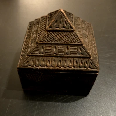 Caja ritual chamán nepalí de colección intrincadamente tallada pirámide de madera deslizable superior Foto 1 de 3