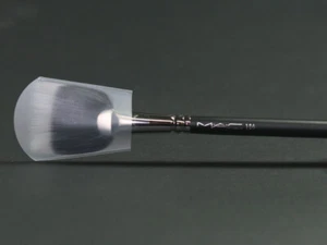 MAC 184 DUO FIBER FAN BRUSH - NEW IN SLEEVE - DISCONTINUED GOAT HAIR VERSION - Picture 1 of 1