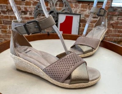 Sandalias de cuña perforadas de cuero platino Earth Origins Nápoles Natasha nuevas Foto 1 de 3