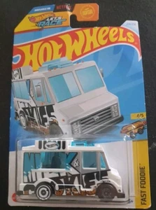 2024 HOT WHEELS #214 "QUICK BITE" WHITE 4/5 FAST FOODIE MILK & COOKIES UNOPENED - Foto 1 di 5