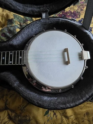 Cartwright Abbott Style Ukulele Banjo with hard case - Image 1 of 4