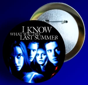 I Know What You Did Last Summer Vintage 90's Horror Buttons Cool Backpack Pins - Picture 1 of 3