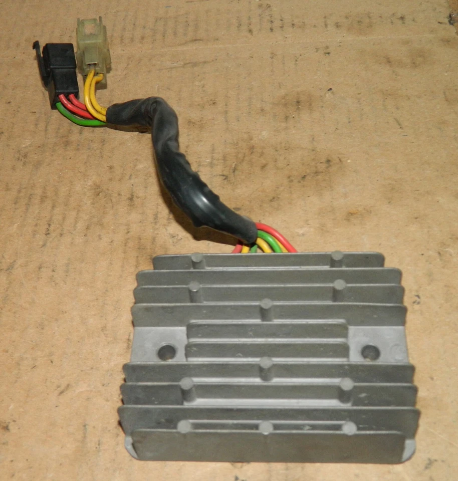 Regulador de voltaje Ducati Monster 748 998 S4 S2R S4R 695 900 1000SS ST4 ST4S OEM Foto 1 de 1