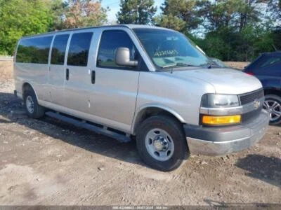 Condensador de aire acondicionado usado se adapta a: camioneta Chevrolet Express 3500 2011 grado A Foto 1 de 4