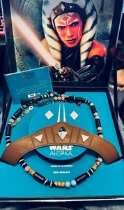 TOTALMENTE NUEVO Star Wars: AHSOKA Imitación Cuero Corona y Réplica Conjunto de Collar Cadena de Cuentas - Imagen 1 de 2