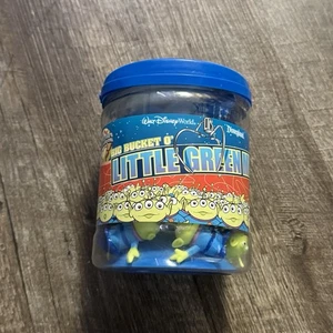 Disney Parks Pixar Toy Story Aliens Big Bucket O' Little Green Men nuovo LEGGI - Foto 1 di 2