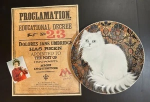 Plato Gato Dolores Umbridge, Impresión Proclamación 23, Harry Potter, Mundo Mágico - Imagen 1 de 2
