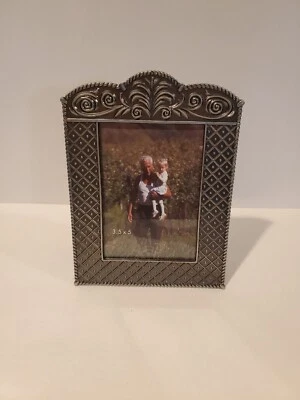 Fetco Victorian Cast Diamond Grid Picture Frame Holds 3.5 X 5 in. Photo - Image 1 of 4