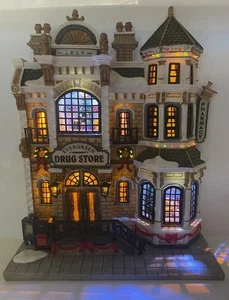 Lemax Christmas Evergreen Drogerie Glasfaser Neu Originalverpackt #35820A - Bild 1 von 6