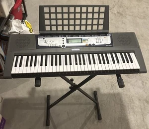 Yamaha Electronic Keyboard with Stand and Music Sheet Holder - Imagen 1 de 2
